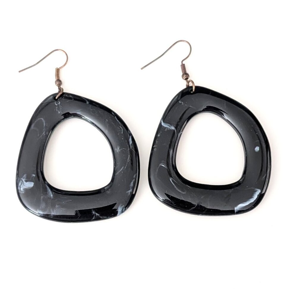 Abstract resin hoop earrings - Picture 4 of 5
